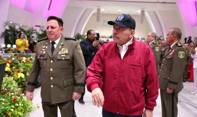 Fotografía distribuida por el medio oficial de noticias El 19 Digital que muestra al presidente nicaragüense Daniel Ortega (derecha) llegando a una ceremonia de ascenso de oficiales militares en Managua el 2 de junio de 2025. (Jairo Cajina/El 19 Digital/AFP vía Getty Images)