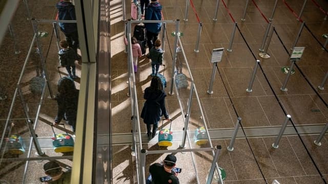 China emite aviso tras denegación de entrada a Estados Unidos a 20 académicos chinos