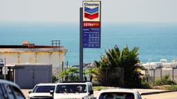 Precios de la gasolina bajan ligeramente tras descenso del petróleo