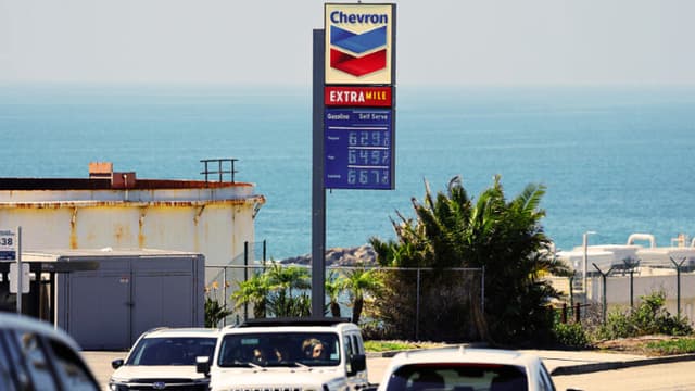 Precios de la gasolina bajan ligeramente tras descenso del petróleo