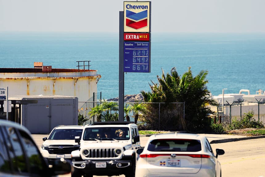 En una gasolinera Chevron situada cerca del océano Pacífico, en El Segundo, California, se muestran los elevados precios de la gasolina el 8 de abril de 2026. California importa aproximadamente el 75 % de su petróleo crudo, y casi un tercio de este proviene de Oriente Medio. (Mario Tama/Getty Images)