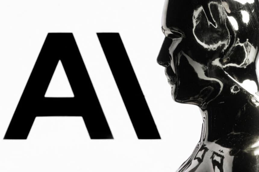 Figura frente al logotipo de Anthropic, la empresa estadounidense dedicada a la investigación y la seguridad en inteligencia artificial, durante una sesión fotográfica celebrada en París el 13 de febrero de 2026. (FJoel Saget / AFP vía Getty Images).