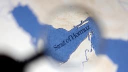 Irán dice que volvió a cerrar el estrecho de Ormuz debido al bloqueo estadounidense