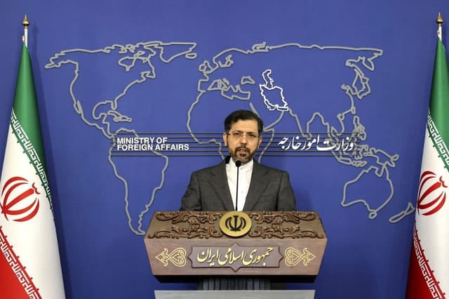 El portavoz del Ministerio de Asuntos Exteriores de Irán, Saeed Khatibzadeh, ofrece una rueda de prensa en Teherán, el 9 de mayo de 2022. (Atta Kenare/AFP vía Getty Images)