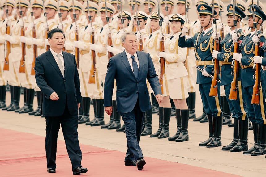 El presidente chino, Xi Jinping (izquierda), acompaña al presidente de Kazajistán, Nursultan Nazarbayev (derecha), a pasar revista a la guardia de honor durante una ceremonia de bienvenida frente al Gran Salón del Pueblo el 31 de agosto de 2015 en Beijing, China. (Lintao Zhang/Pool/Getty Images)