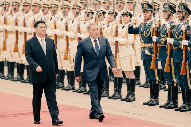 El presidente chino, Xi Jinping (izquierda), acompaña al presidente de Kazajistán, Nursultan Nazarbayev (derecha), a pasar revista a la guardia de honor durante una ceremonia de bienvenida frente al Gran Salón del Pueblo el 31 de agosto de 2015 en Beijing, China. (Lintao Zhang/Pool/Getty Images)
