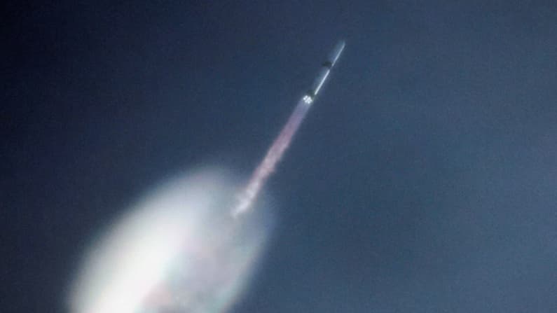 Blue Origin logra aterrizar por primera vez un propulsor de cohete reutilizado