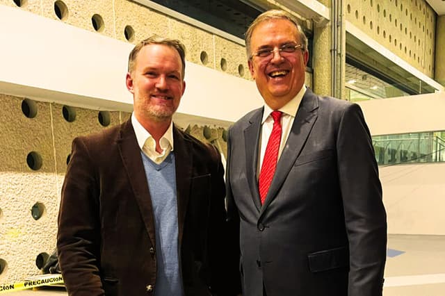 Fotografía cedida por la Secretaría de Economía de México de su titular, Marcelo Ebrard (d), junto al representante comercial de Estados Unidos, Jamieson Greer en la Ciudad de México (EFE/Secretaría de Economía)
