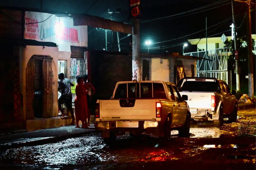 Dos camionetas circulan cerca del lugar de una masacre en Guayaquil, Ecuador, el 6 de marzo de 2025.(MARCOS PIN/AFP vía Getty Images)