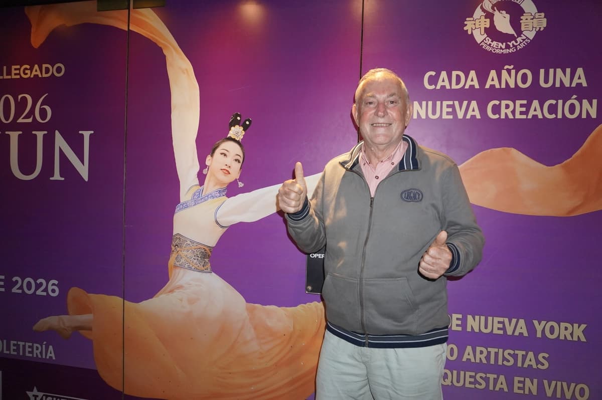 El profesor jubilado Raúl Alberto Nobile asiste al evento Shen Yun Performing Arts en el Teatro Ópera de Buenos Aires, Argentina, el 17 de abril de 2026. (Sally Sun/The Epoch Times)