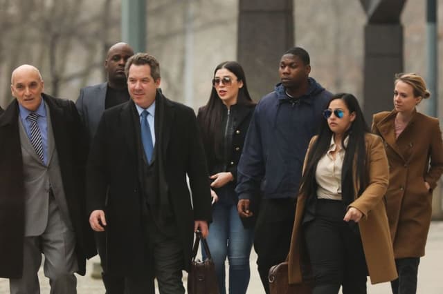 Emma Coronel Aispuro (en el centro), esposa de Joaquín "El Chapo" Guzmán, sale de la Corte Federal de Distrito para el Distrito Este de Nueva York, el 7 de febrero de 2019, en el barrio de Brooklyn de la ciudad de Nueva York. (Spencer Platt/Getty Images)