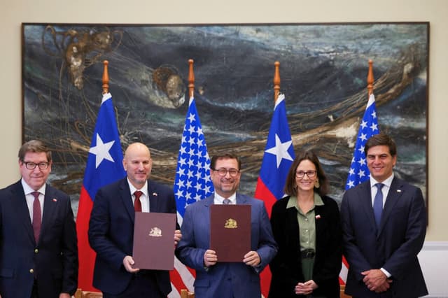 El viceministro de Economía y Minería, Daniel Mas; el embajador de Estados Unidos en Chile, Brandon Judd; el ministro de Relaciones Exteriores de Chile, Francisco Pérez; la subsecretaria de Relaciones Económicas Internacionales, Paula Estévez, y el subsecretario de Minería, Álvaro González, posan para una foto tras firmar un acuerdo minero, en Santiago de Chile, el 20 de abril de 2026. (Pablo Sanhueza/Reuters).