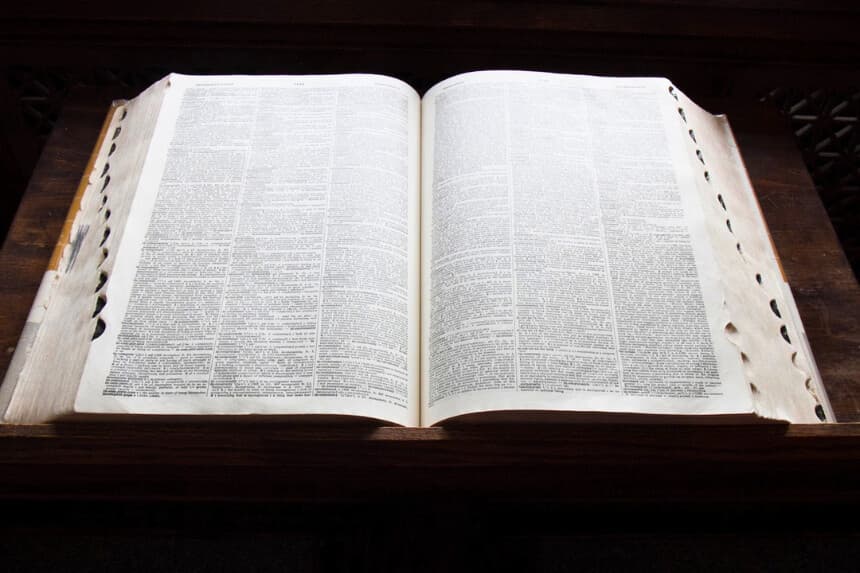 Un diccionario Merriam-Webster en una fotografía de archivo. (Holly Kellum/The Epoch Times).