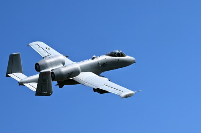 Un avión Fairchild Republic A-10 Thunderbolt II de la Fuerza Aérea de Estados Unidos sobrevuela la base aérea militar de Lechfeld, en el sur de Alemania, durante el ejercicio "Air Defender 2023", el 15 de junio de 2023. El "Air Defender 2023" es un ejercicio de operaciones aéreas multinacionales en el espacio aéreo europeo, bajo el mando de la Fuerza Aérea Alemana, que se celebra del 12 al 24 de junio de 2023. (Foto de Christof STACHE / AFP) (Foto de CHRISTOF STACHE/AFP vía Getty Images).