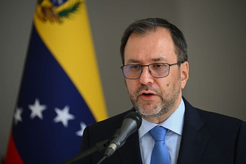 El ministro de Relaciones Exteriores de Venezuela, Yvan Gil, interviene durante una rueda de prensa en el Ministerio de Relaciones Exteriores de Caracas el 13 de septiembre de 2025. (FEDERICO PARRA/AFP vía Getty Images)