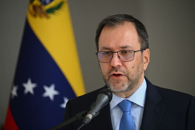 El ministro de Relaciones Exteriores de Venezuela, Yvan Gil, interviene durante una rueda de prensa en el Ministerio de Relaciones Exteriores de Caracas el 13 de septiembre de 2025. (FEDERICO PARRA/AFP vía Getty Images)
