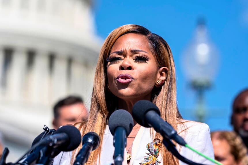 La diputada Sheila Cherfilus-McCormick (D-Fla.) pronuncia un discurso en el Capitolio de Washington el 20 de septiembre de 2024. (J. Scott Applewhite/AP Photo).