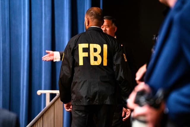Un agente del FBI en el Departamento de Justicia de Washington, el 12 de febrero de 2025. (Madalina Vasiliu/The Epoch Times).