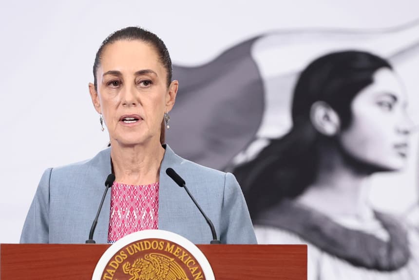 La presidenta de México, Claudia Sheinbaum, habla en una rueda de prensa este martes, en Palacio Nacional de Ciudad de México (EFE/José Méndez)
