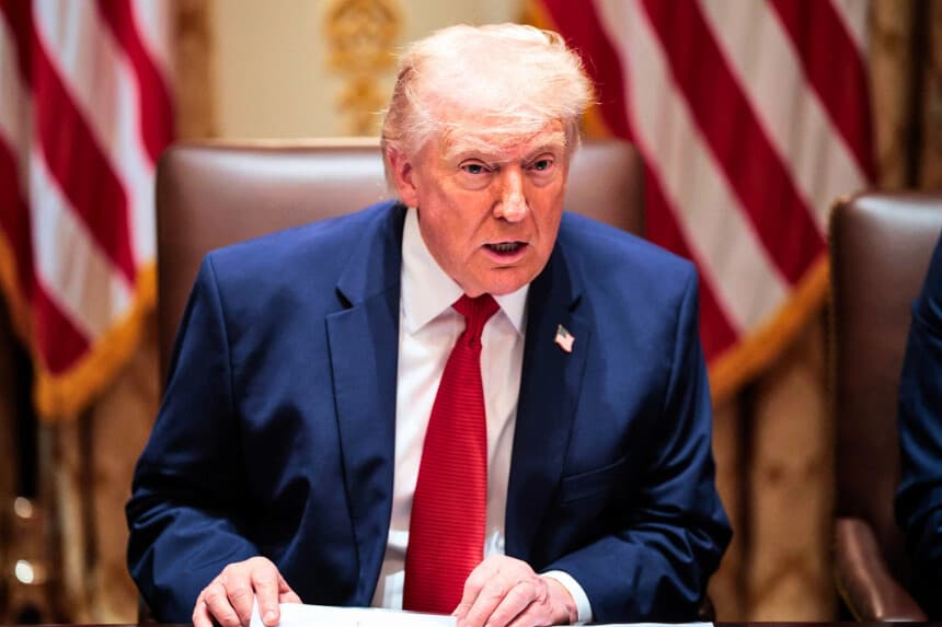 El presidente Donald Trump interviene durante una reunión en la Sala del Gabinete de la Casa Blanca el 26 de marzo de 2026. (Chip Somodevilla/Getty Images).