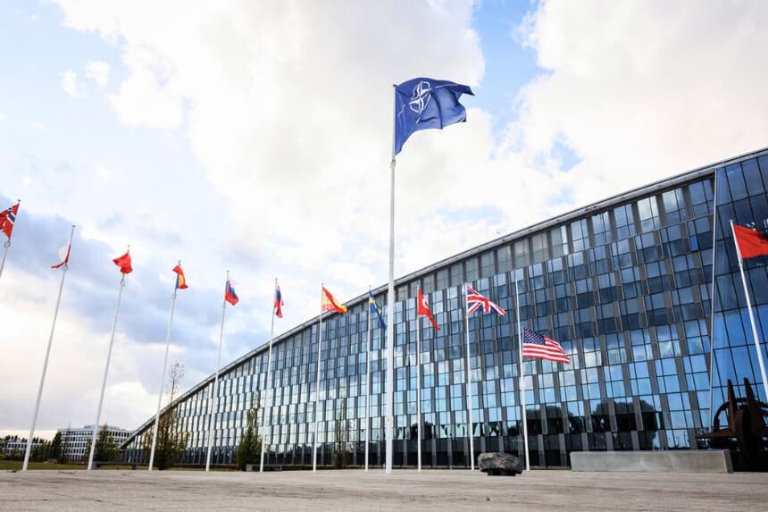 Las banderas de los países miembros de la OTAN ondean en la sede de la OTAN en Bruselas el 12 de septiembre de 2025. (Simon Wohlfahrt/AFP vía Getty Images).