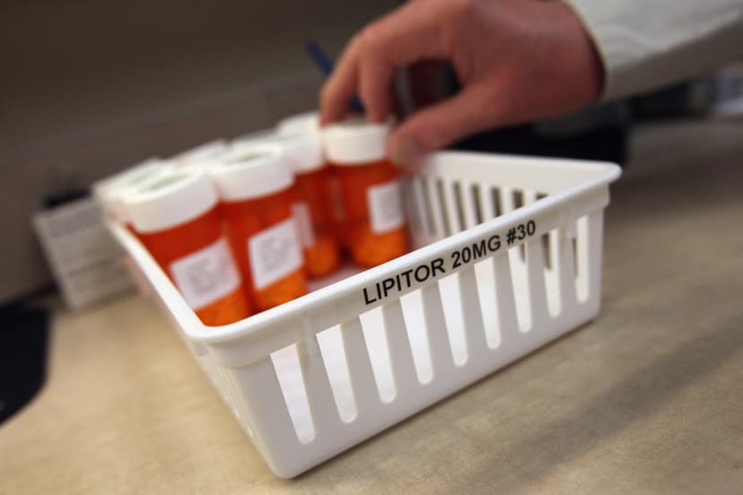 Una persona toma un frasco de medicamento para reducir el colesterol mientras llena recetas en un centro de salud comunitario en Aurora, Colorado, el 27 de marzo de 2012. (John Moore/Getty Images)