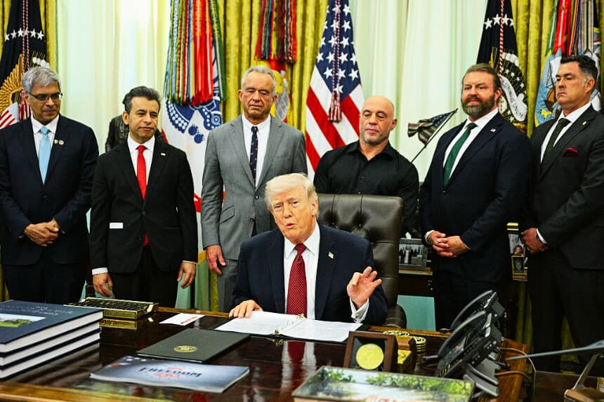 El presidente de EE. UU., Donald Trump, habla antes de firmar una orden ejecutiva en el Despacho Oval de la Casa Blanca en Washington, D.C., el 18 de abril de 2026. Detrás del presidente Trump aparecen el secretario de Salud y Servicios Humanos, Robert F. Kennedy Jr. (centro izquierda), y el personaje mediático estadounidense Joe Rogan (centro derecha). La orden ejecutiva tiene como objetivo impulsar la investigación médica federal y los ensayos clínicos de EE. UU. sobre ciertas drogas psicodélicas. (Jim WATSON / AFP vía Getty Images)