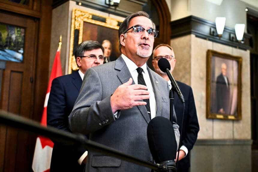 El parlamentario conservador Fred Davies habla en el vestíbulo de la Cámara de los Comunes, en la Colina del Parlamento de Ottawa, el 9 de marzo de 2026. (The Canadian Press/Spencer Colby).