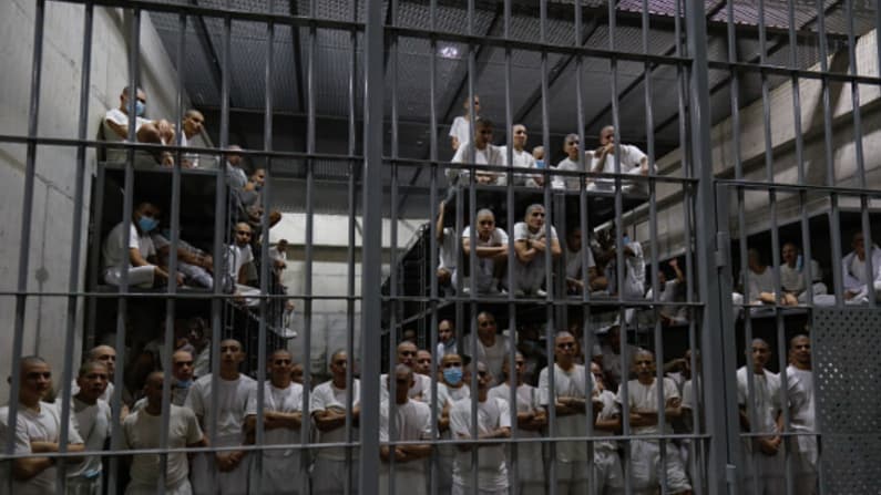 Condenan a Varios miembros de la MS-13 a décadas de prisión por asesinatos brutales