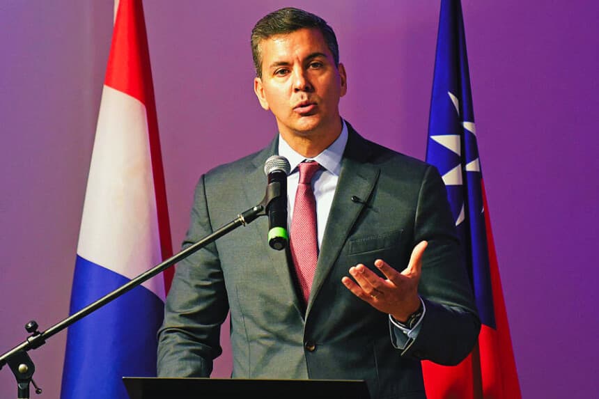 El presidente de Paraguay, Santiago Peña, pronuncia un discurso durante un foro sobre inversión y oportunidades en el marco de la visita de la ministra de Relaciones Exteriores de Taiwán, Lin Chia-Lung, en la sede de la Administración Nacional de Navegación y Puertos (ANNP) en Asunción, el 14 de julio de 2025. (Daniel DUARTE / AFP vía Getty Images)