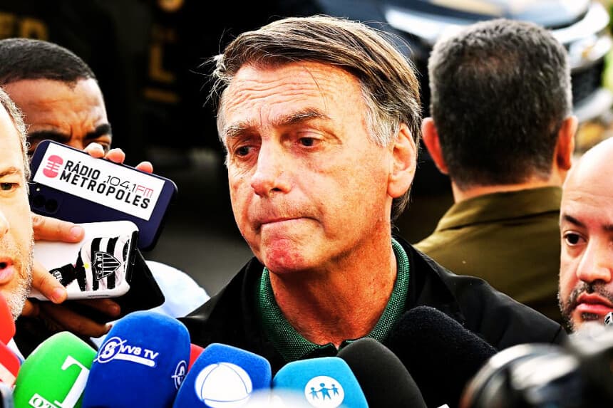 El expresidente brasileño Jair Bolsonaro habla con los medios de comunicación, en Brasilia, el 5 de junio de 2025. (Foto de EVARISTO SA/AFP vía Getty Images)
