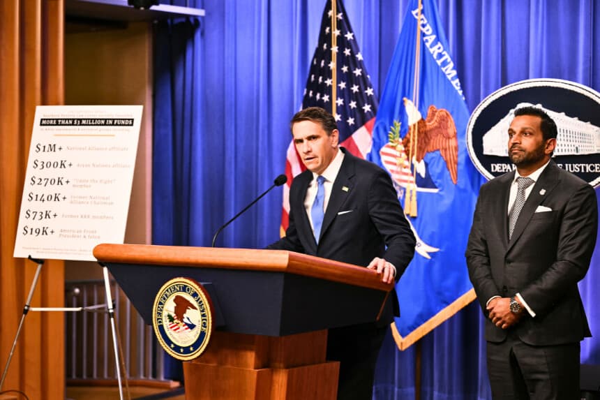 El fiscal general en funciones de EE. UU., Todd Blanche, interviene durante una rueda de prensa junto al director del FBI, Kash Patel, en el Departamento de Justicia de Washington D. C., el 21 de abril de 2026. El Departamento de Justicia de EE. UU. anunció el 21 de abril la imputación de una destacada organización estadounidense de derechos civiles por el uso de fondos de donantes para pagar a informantes confidenciales de grupos extremistas. El fiscal general en funciones, Todd Blanche, afirmó que el Southern Poverty Law Center (SPLC), con sede en Alabama, se enfrenta a cargos de fraude electrónico, fraude bancario y conspiración para cometer blanqueo de capitales. (Foto de Mandel NGAN / AFP vía Getty Images).