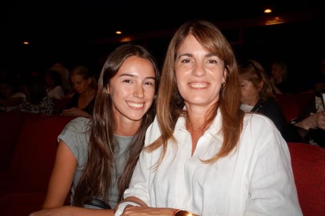 “Espectacular”: madre e hija elogian el esplendor visual de Shen Yun en Buenos Aires