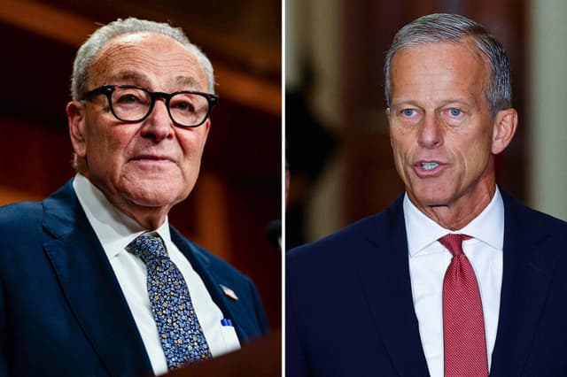 (Izquierda) El líder de la minoría del Senado, Chuck Schumer (demócrata por Nueva York). (Derecha) El líder de la mayoría del Senado, John Thune (R.S.D.), en el Capitolio, en Washington, el 30 de septiembre de 2025. (Kent Nishimura/Getty Images; Kevin Dietsch/Getty Images).