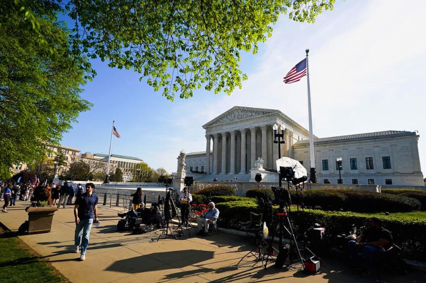 Periodistas apostados frente a la Corte Suprema de Estados Unidos en Washington, a la espera de la llegada prevista del presidente Donald Trump el 1 de abril de 2026. (Al Drago/Getty Images).
