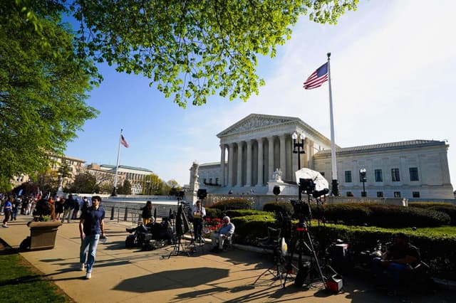 Periodistas apostados frente a la Corte Suprema de Estados Unidos en Washington, a la espera de la llegada prevista del presidente Donald Trump el 1 de abril de 2026. (Al Drago/Getty Images).