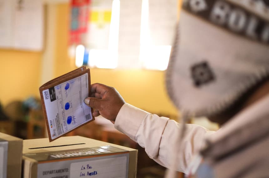 Fotografía de archivo del 22 de marzo de 2026 que muestra a un hombre depositando su voto durante las elecciones regionales de Bolivia. En las recientes elecciones regionales y municipales en Bolivia, ninguna organización política, inclusive la del presidente Rodrigo Paz, logró una posición dominante, evidenciando el tránsito del país con un "partido hegemónico", en las dos últimas décadas, hacia una democracia "multipartidaria", según analistas. (EFE/ Gabriel Márquez/ ARCHIVO)