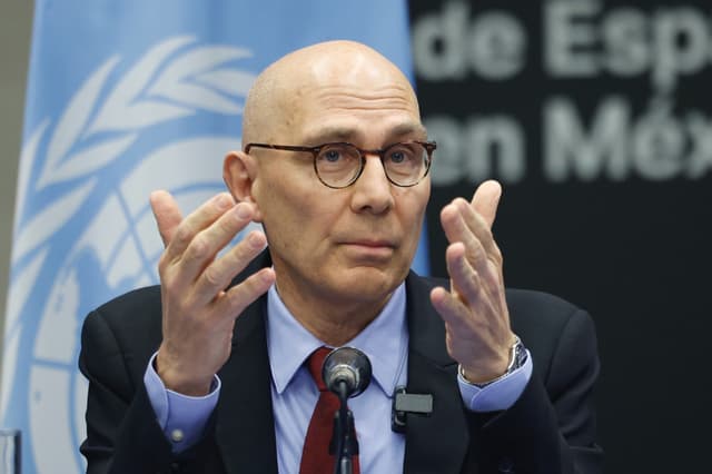 El alto comisionado de las Naciones Unidas para los derechos humanos, Volker Türk, participa en una rueda de prensa este miércoles, en Ciudad de México (México). Türk se reunió con colectivos de búsqueda y aplaudió su "valor y tenacidad" al asegurar que "lideran los esfuerzos por promover visibilidad, rendición de cuentas y respuestas institucionales". (EFE/ Sáshenka Gutiérrez)