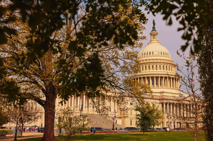 Árboles y flores florecen frente al edificio del Capitolio de EE. UU. el 13 de abril de 2026 en Washington, D.C. (Heather Diehl/Getty Images)