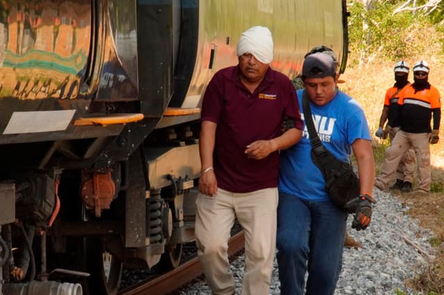 Una persona herida es trasladada luego del descarrilamiento del tren Transístmico en el municipio de Asunción Ixtaltepec, en Oaxaca. Imagen de archivo. (EFE/ Luis Villalobos)