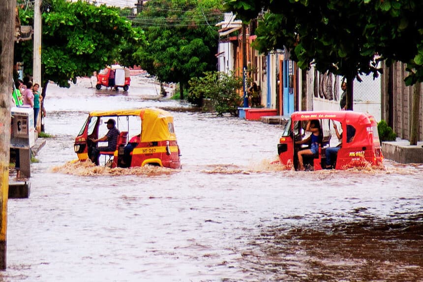 Vehículos transitan por una calle inundada en Juchitán, México. Imagen de archivo. (EFE/ Luis Villaobos)