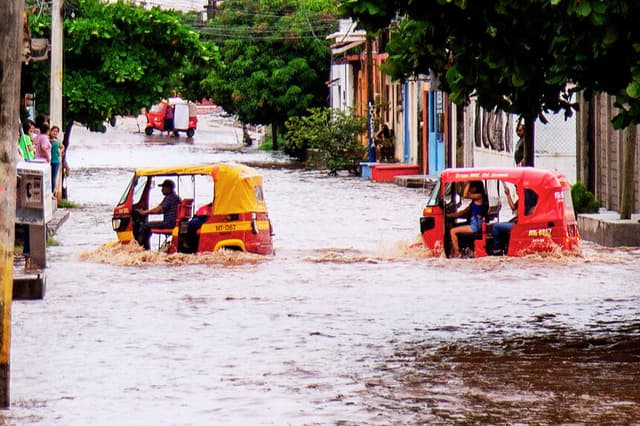 Vehículos transitan por una calle inundada en Juchitán, México. Imagen de archivo. (EFE/ Luis Villaobos)