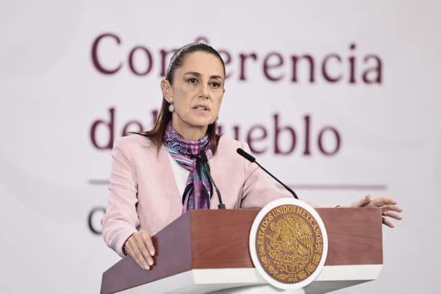 La presidenta de México, Claudia Sheinbaum, habla durante una rueda de prensa este jueves en el Palacio Nacional de la Ciudad de México. (EFE/José Méndez)