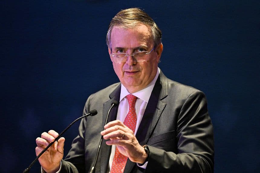 El ministro de Economía de México, Marcelo Ebrard, pronuncia un discurso durante una reunión con líderes empresariales canadienses en la Ciudad de México, el 16 de febrero de 2026. (Yuri CORTEZ / AFP vía Getty Images)