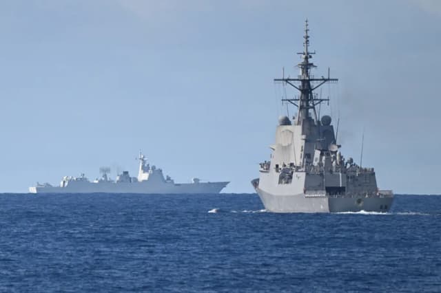 Un buque de la Armada china (izquierda) se cierne sobre un destructor australiano que participa en una actividad de cooperación marítima cerca del banco de Scarborough, al oeste de Filipinas, el 3 de septiembre de 2025. (Ted Aljibe/AFP vía Getty Images)