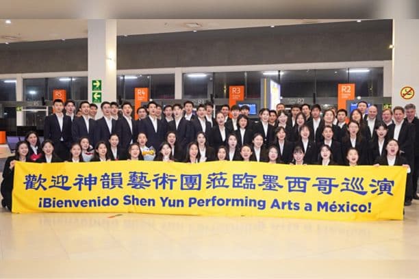 La tarde del 21 de abril de 2026, la Compañía de Gira de Shen Yun llegó al Aeropuerto Internacional de Monterrey, en México. (NTD)