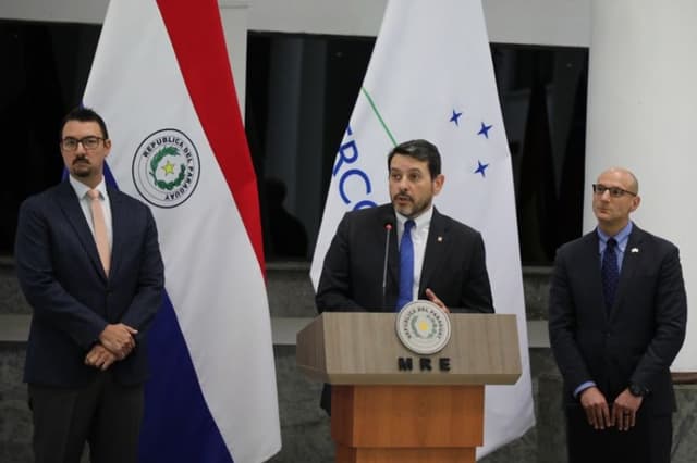 Paraguay recibe a 16 migrantes desde EE. UU. tras acuerdo para su retorno a sus países