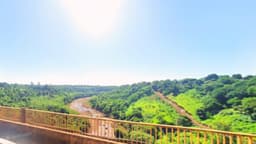 A punto de saltar de un puente un joven es rescatado por su padre