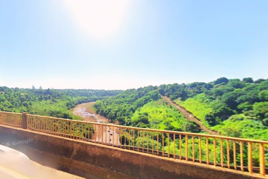 A punto de saltar de un puente un joven es rescatado por su padre