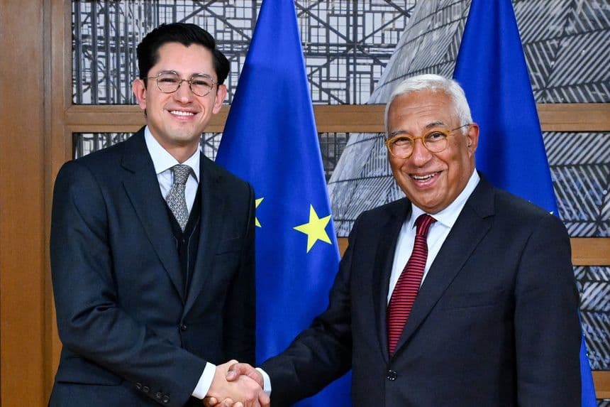 Fotografía cedida por la Secretaria de Relaciones Exteriores de México que muestra a su nuevo secretario Roberto Velasco (Izq.), saludando al presidente del Consejo Europeo, António Costa, al termino de una reunión este martes, en la Ciudad de México, México. (EFE/ Secretaria de Relaciones Exteriores)